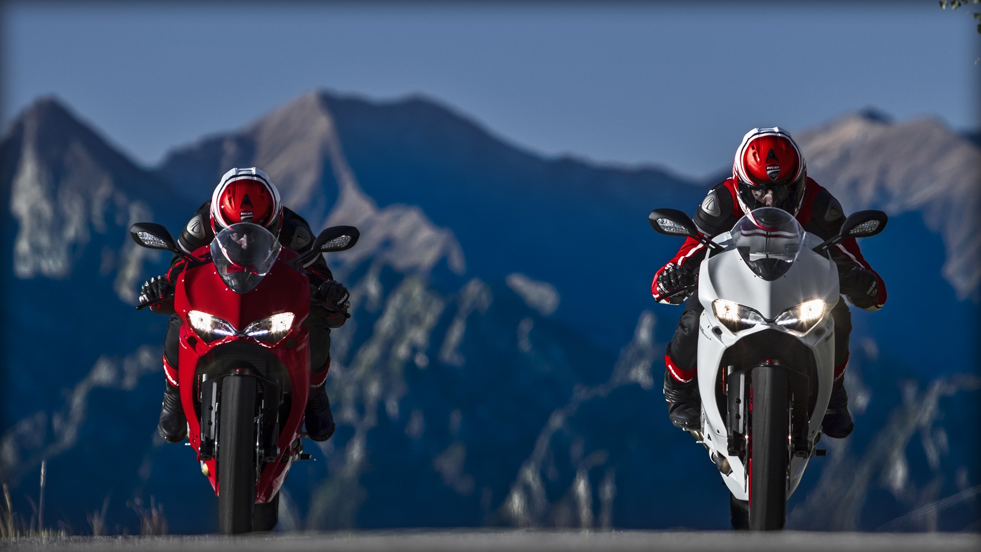 SBK-959-Panigale_2016_Amb-18_1920x1080.mediagallery_output_image_[1920×1080]