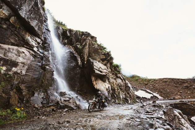 riding-to-leh-sach-pass